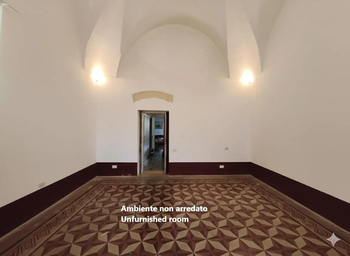 ELEGANTE DIMORA STORICA CON VOLTE A STELLA NEL CENTRO DI LECCE