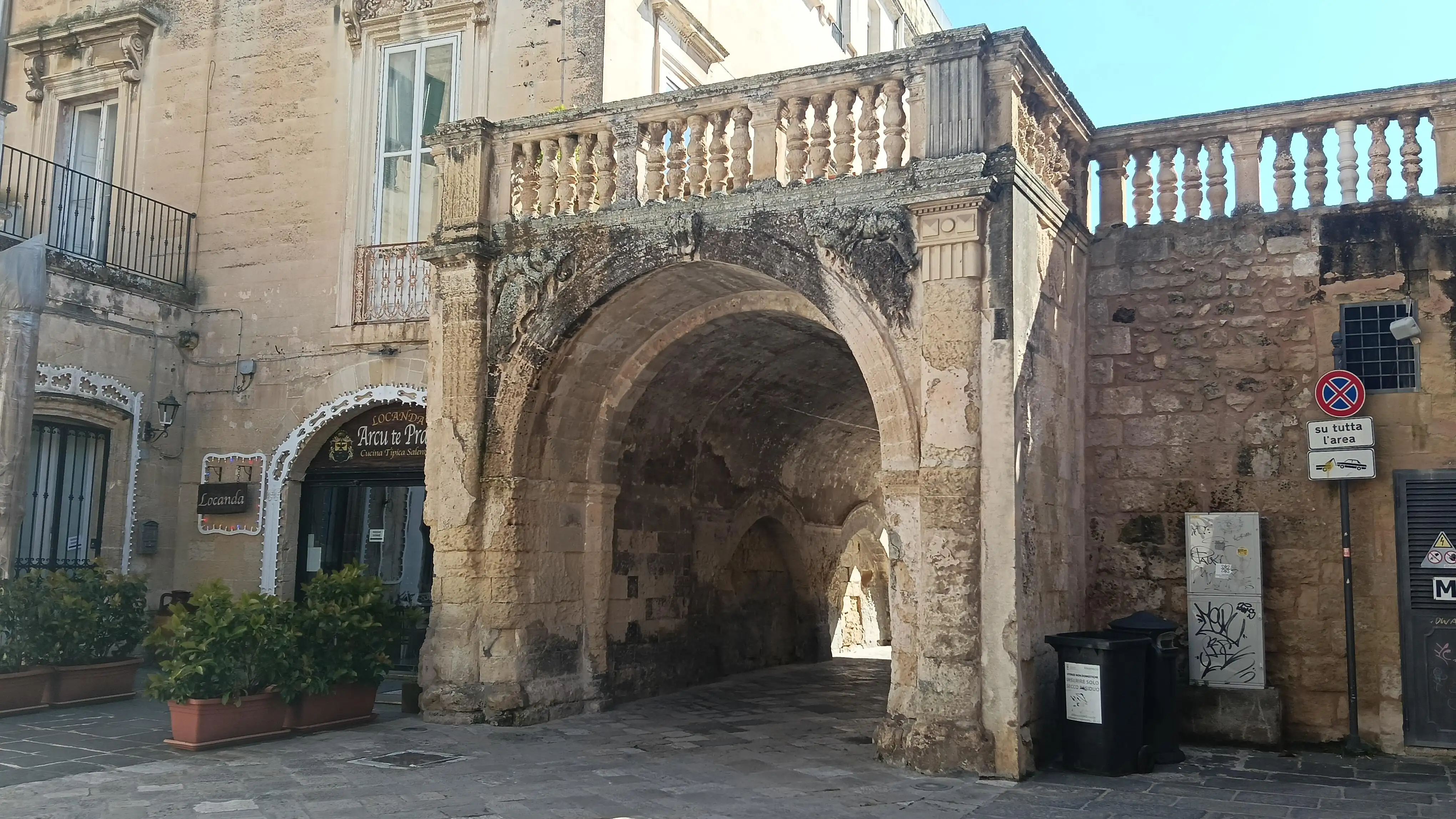 ELEGANTE DIMORA STORICA CON VOLTE A STELLA NEL CENTRO DI LECCE