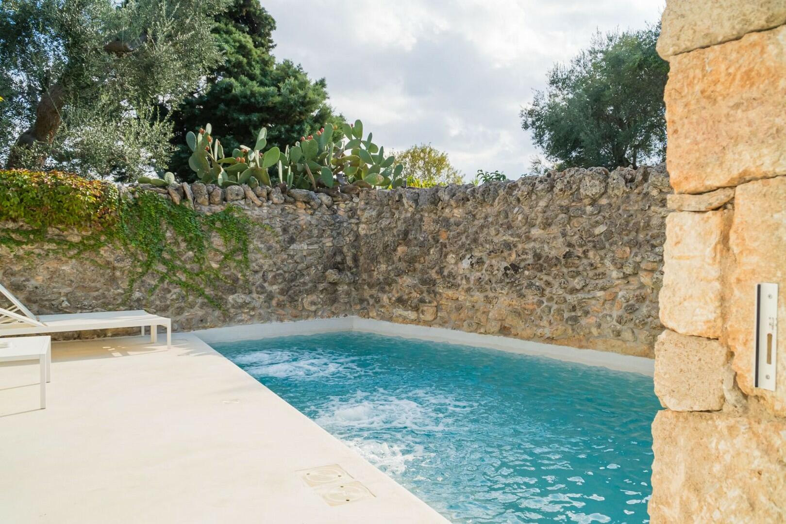 BELLISSIMA VILLA CON PISCINA IMMERSA IN UN GIARDINO FINEMENTE CURATO