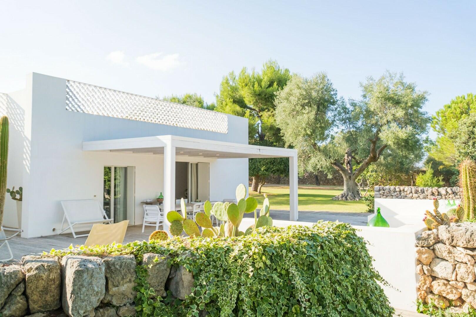 BELLISSIMA VILLA CON PISCINA IMMERSA IN UN GIARDINO FINEMENTE CURATO