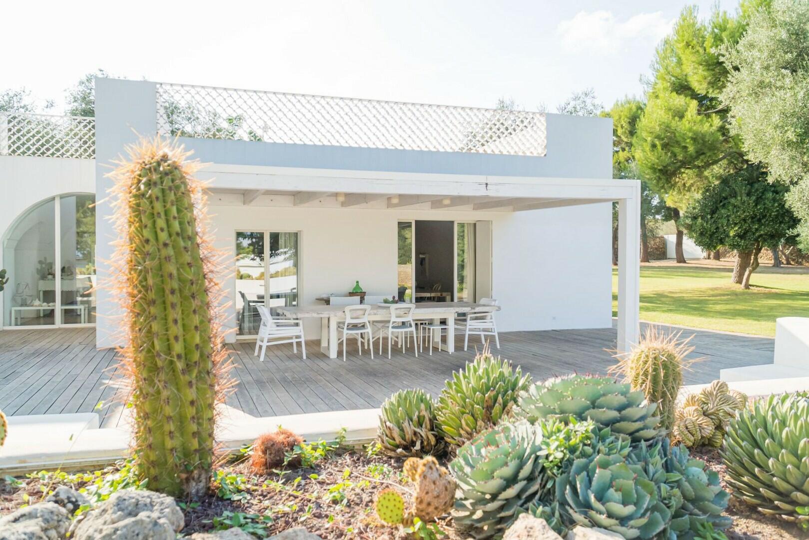 BELLISSIMA VILLA CON PISCINA IMMERSA IN UN GIARDINO FINEMENTE CURATO