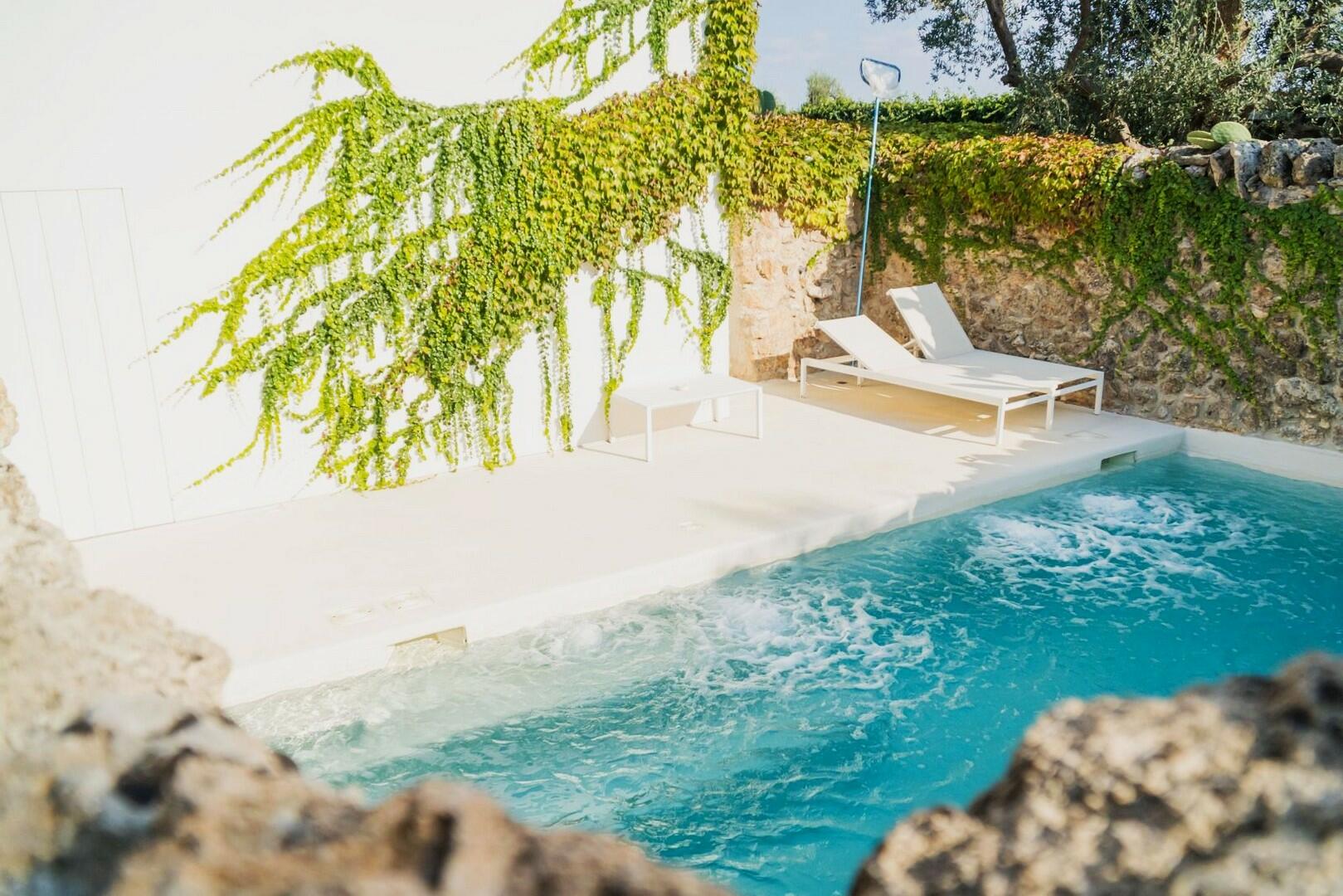 BELLISSIMA VILLA CON PISCINA IMMERSA IN UN GIARDINO FINEMENTE CURATO