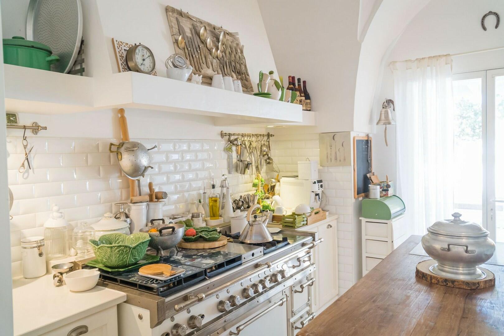 BELLISSIMA VILLA CON PISCINA IMMERSA IN UN GIARDINO FINEMENTE CURATO