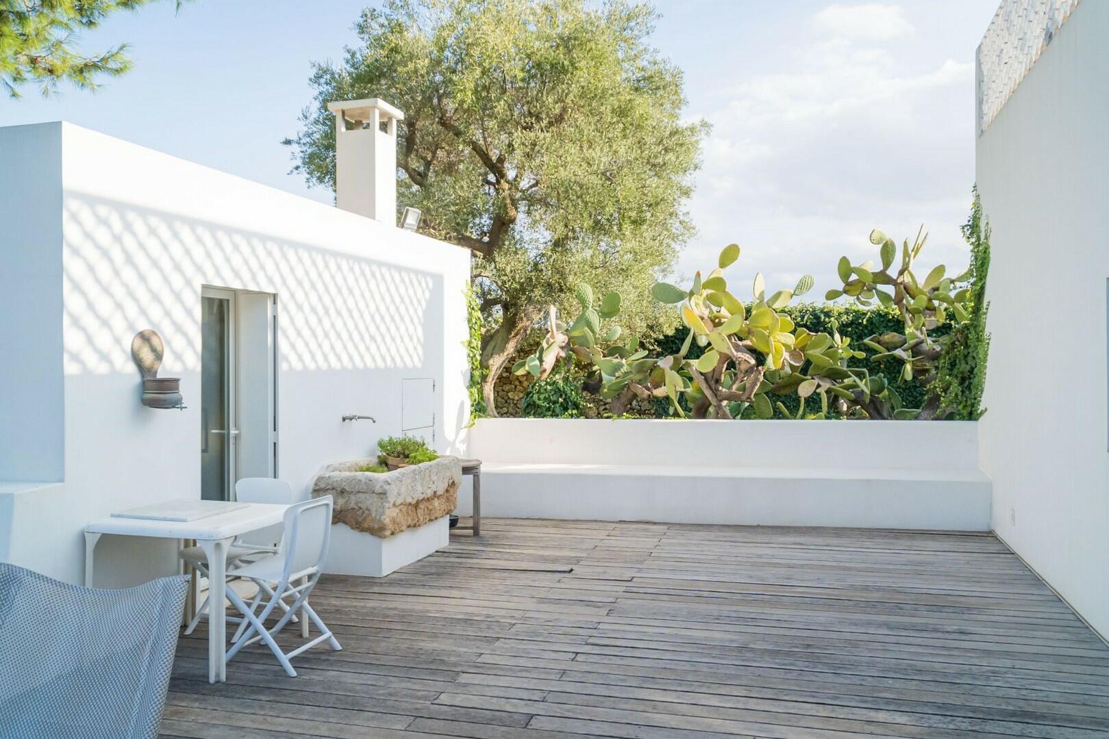 BELLISSIMA VILLA CON PISCINA IMMERSA IN UN GIARDINO FINEMENTE CURATO