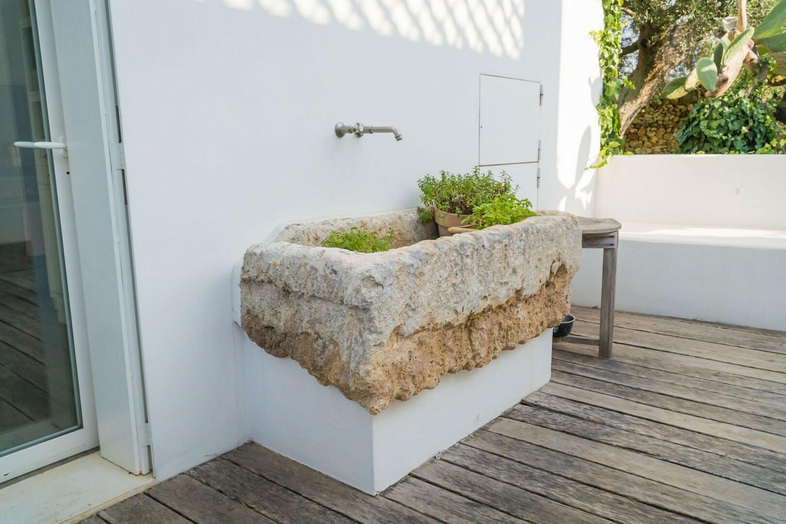 BELLISSIMA VILLA CON PISCINA IMMERSA IN UN GIARDINO FINEMENTE CURATO