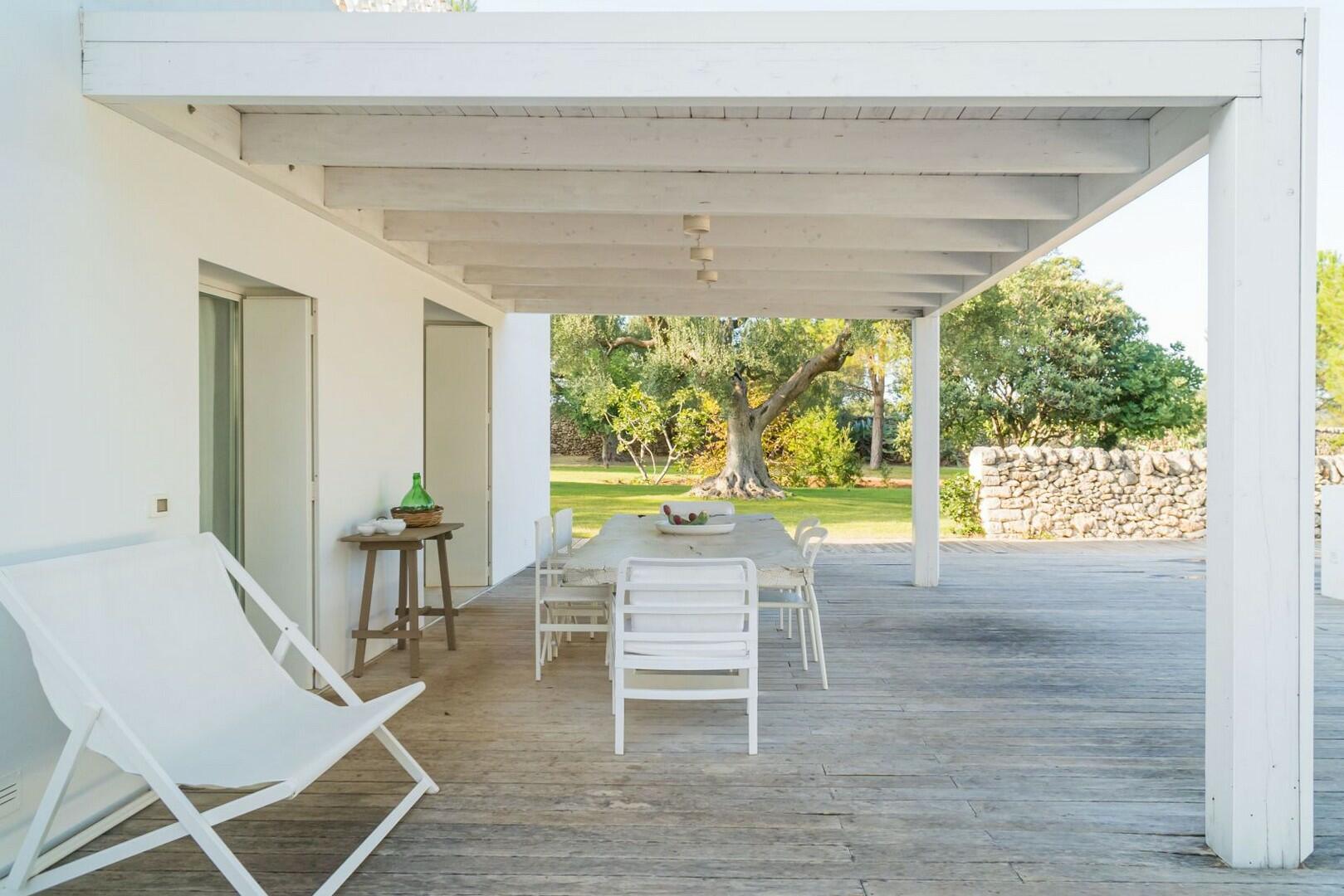 BELLISSIMA VILLA CON PISCINA IMMERSA IN UN GIARDINO FINEMENTE CURATO