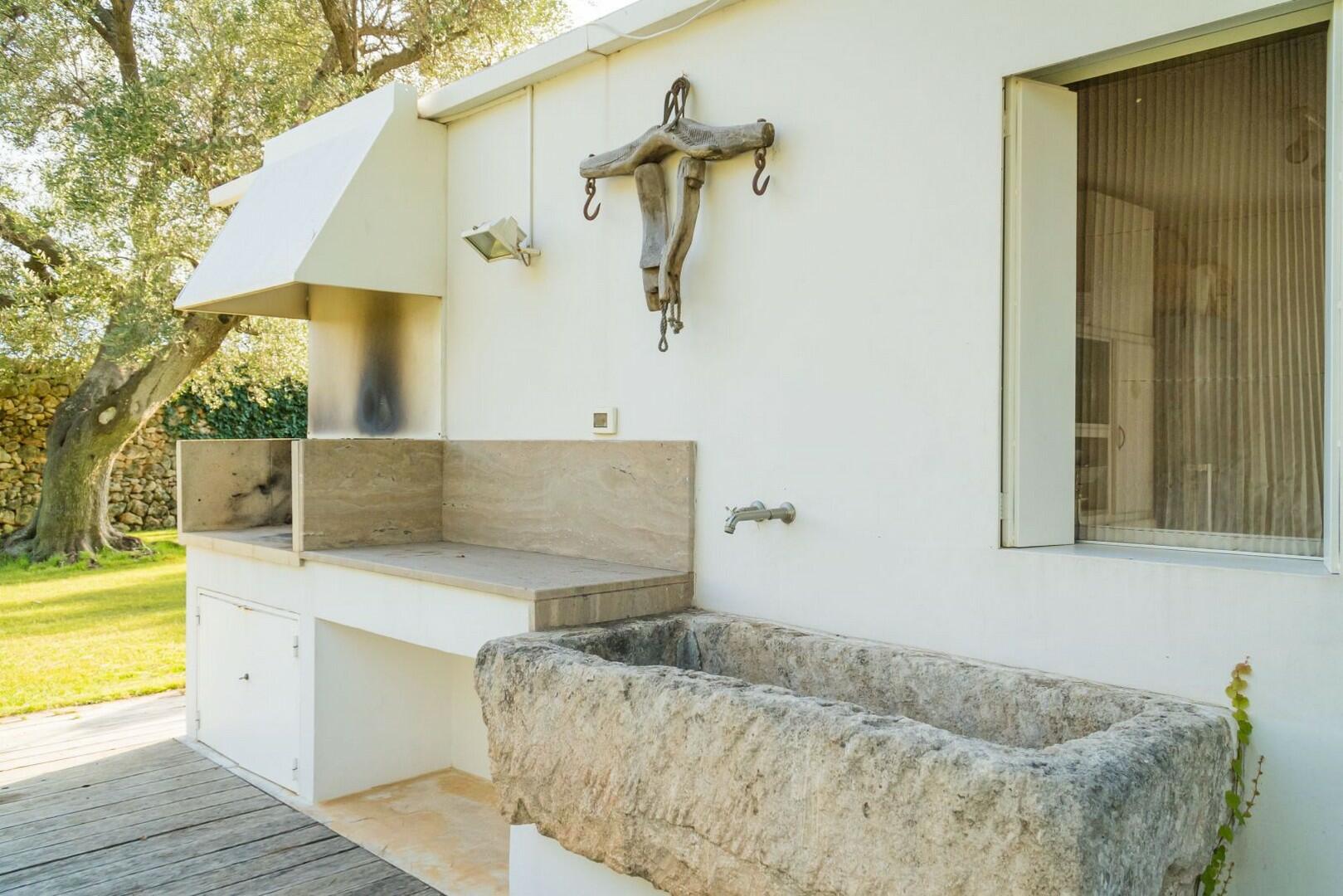 BELLISSIMA VILLA CON PISCINA IMMERSA IN UN GIARDINO FINEMENTE CURATO