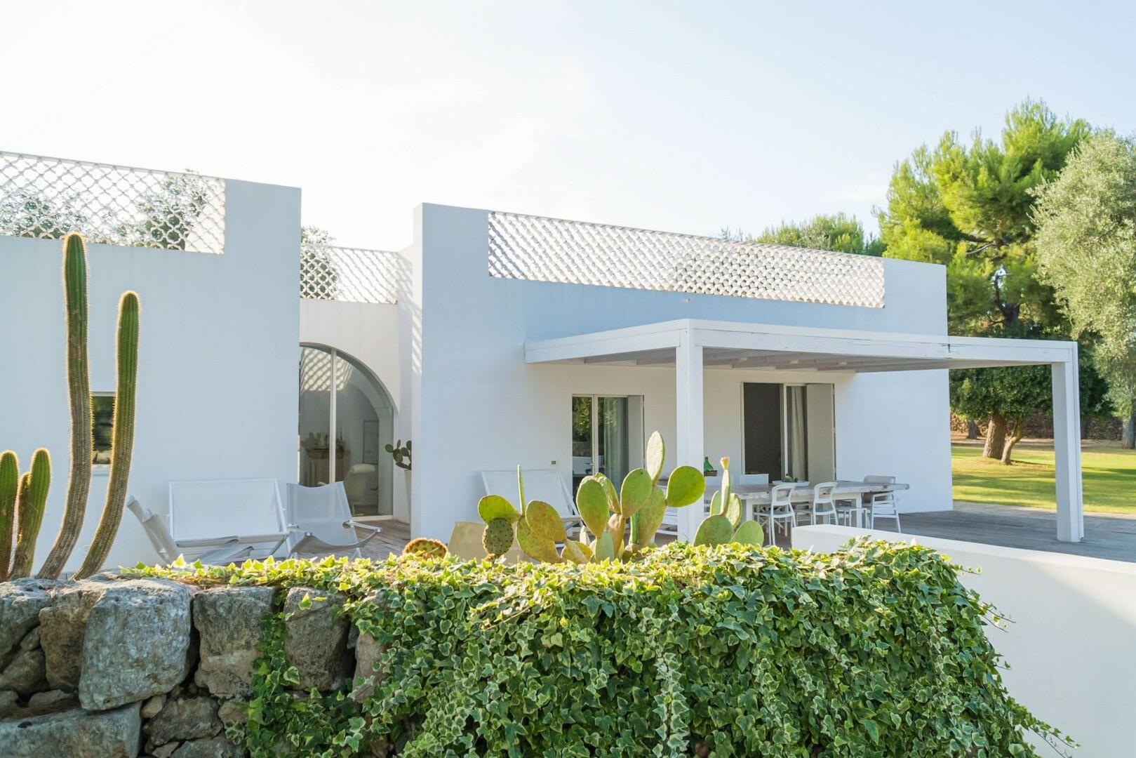 BELLISSIMA VILLA CON PISCINA IMMERSA IN UN GIARDINO FINEMENTE CURATO