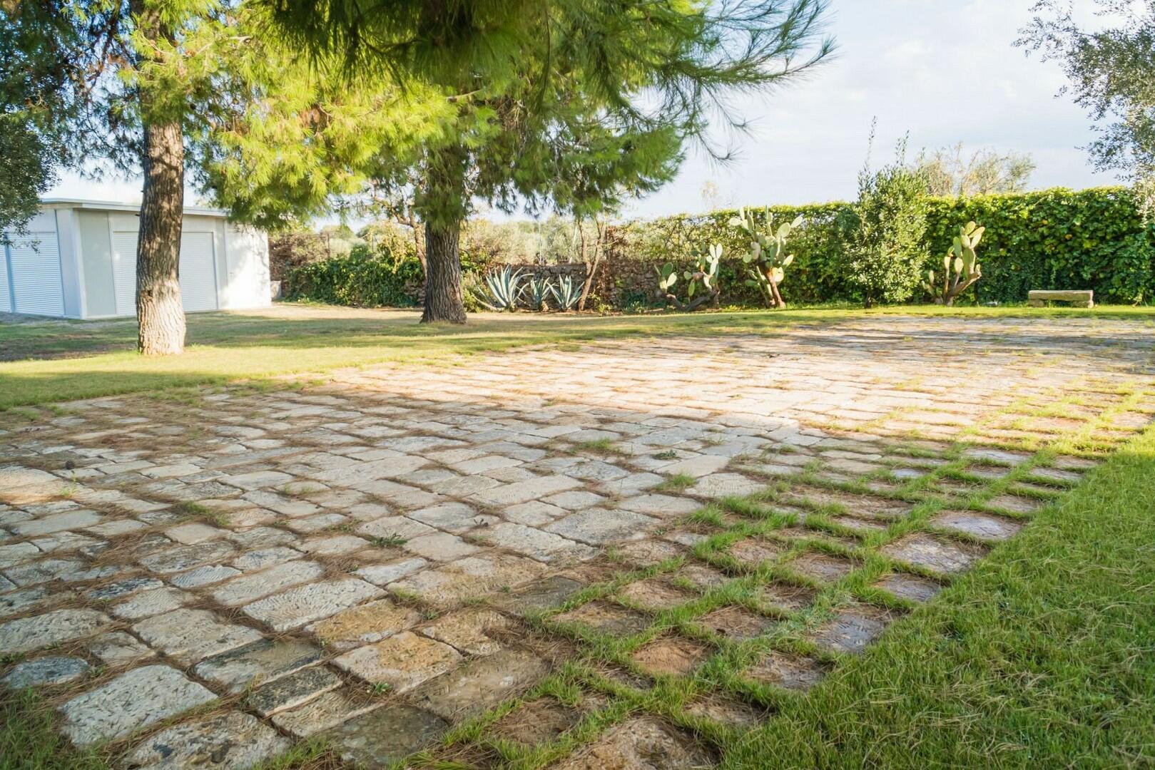 BELLISSIMA VILLA CON PISCINA IMMERSA IN UN GIARDINO FINEMENTE CURATO