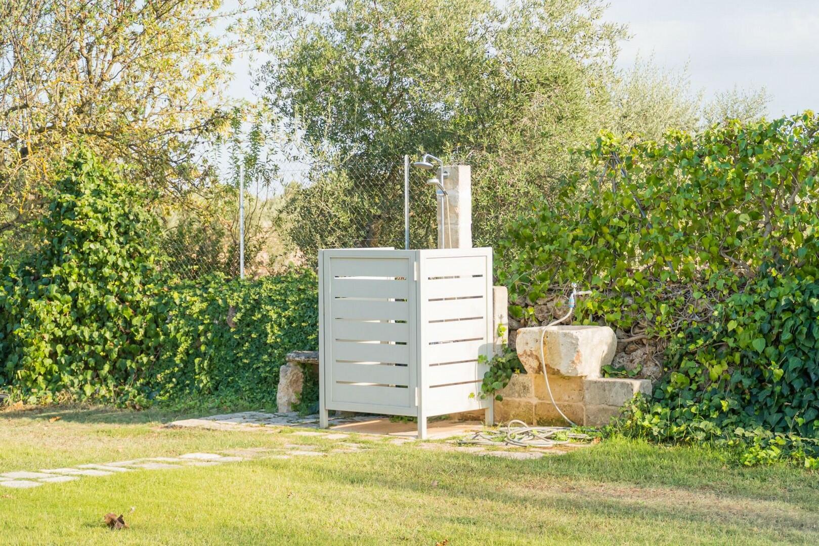 BELLISSIMA VILLA CON PISCINA IMMERSA IN UN GIARDINO FINEMENTE CURATO