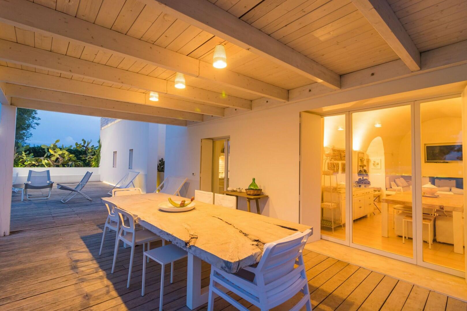 BELLISSIMA VILLA CON PISCINA IMMERSA IN UN GIARDINO FINEMENTE CURATO