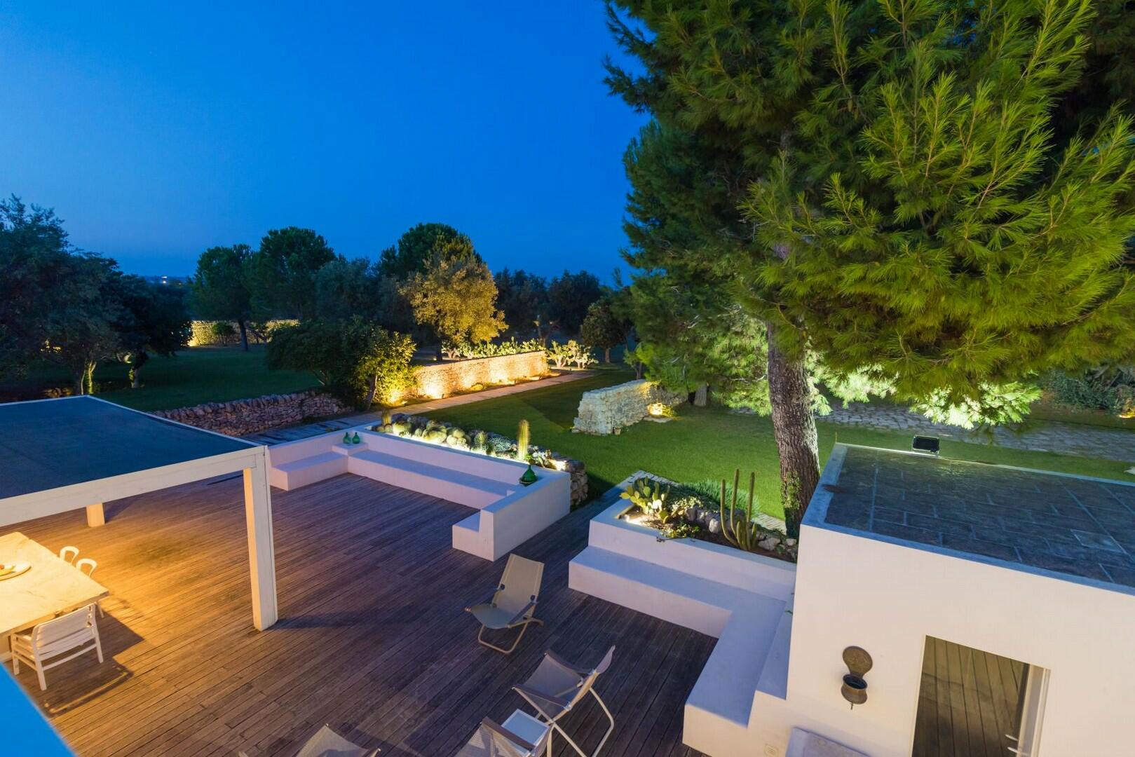 BELLISSIMA VILLA CON PISCINA IMMERSA IN UN GIARDINO FINEMENTE CURATO