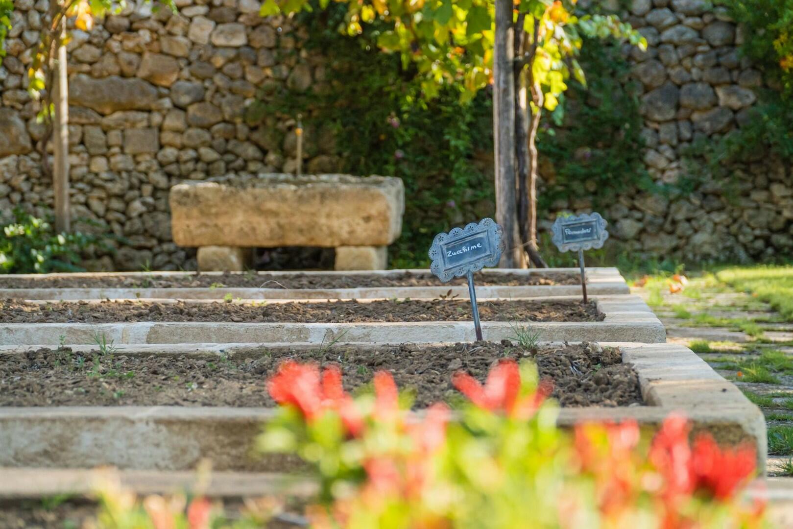 BELLISSIMA VILLA CON PISCINA IMMERSA IN UN GIARDINO FINEMENTE CURATO