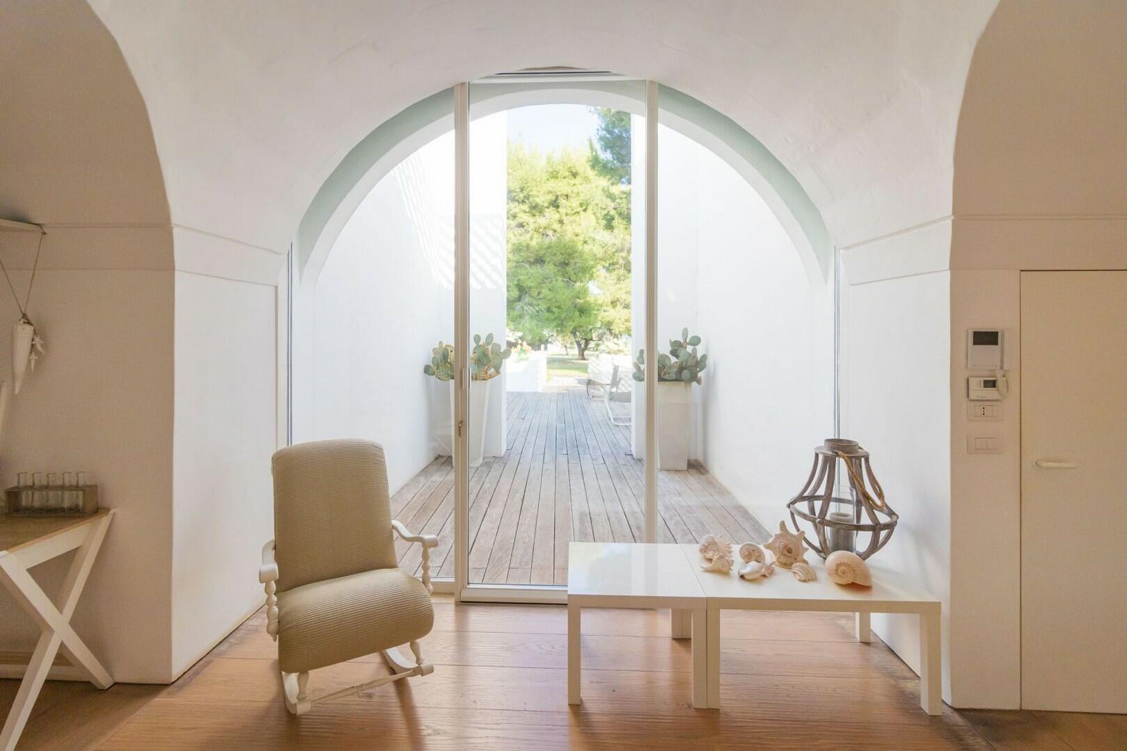 BELLISSIMA VILLA CON PISCINA IMMERSA IN UN GIARDINO FINEMENTE CURATO