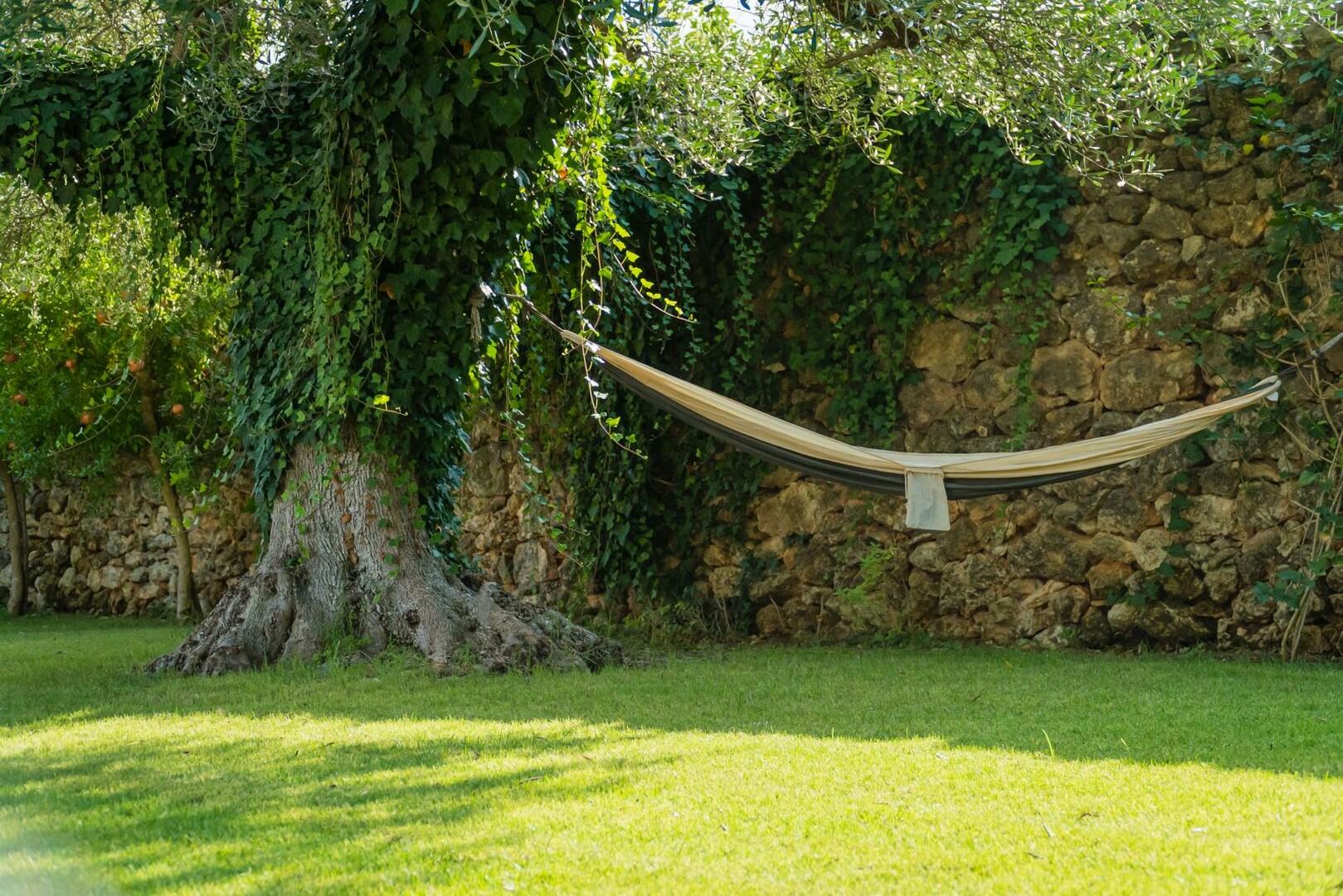 BELLISSIMA VILLA CON PISCINA IMMERSA IN UN GIARDINO FINEMENTE CURATO