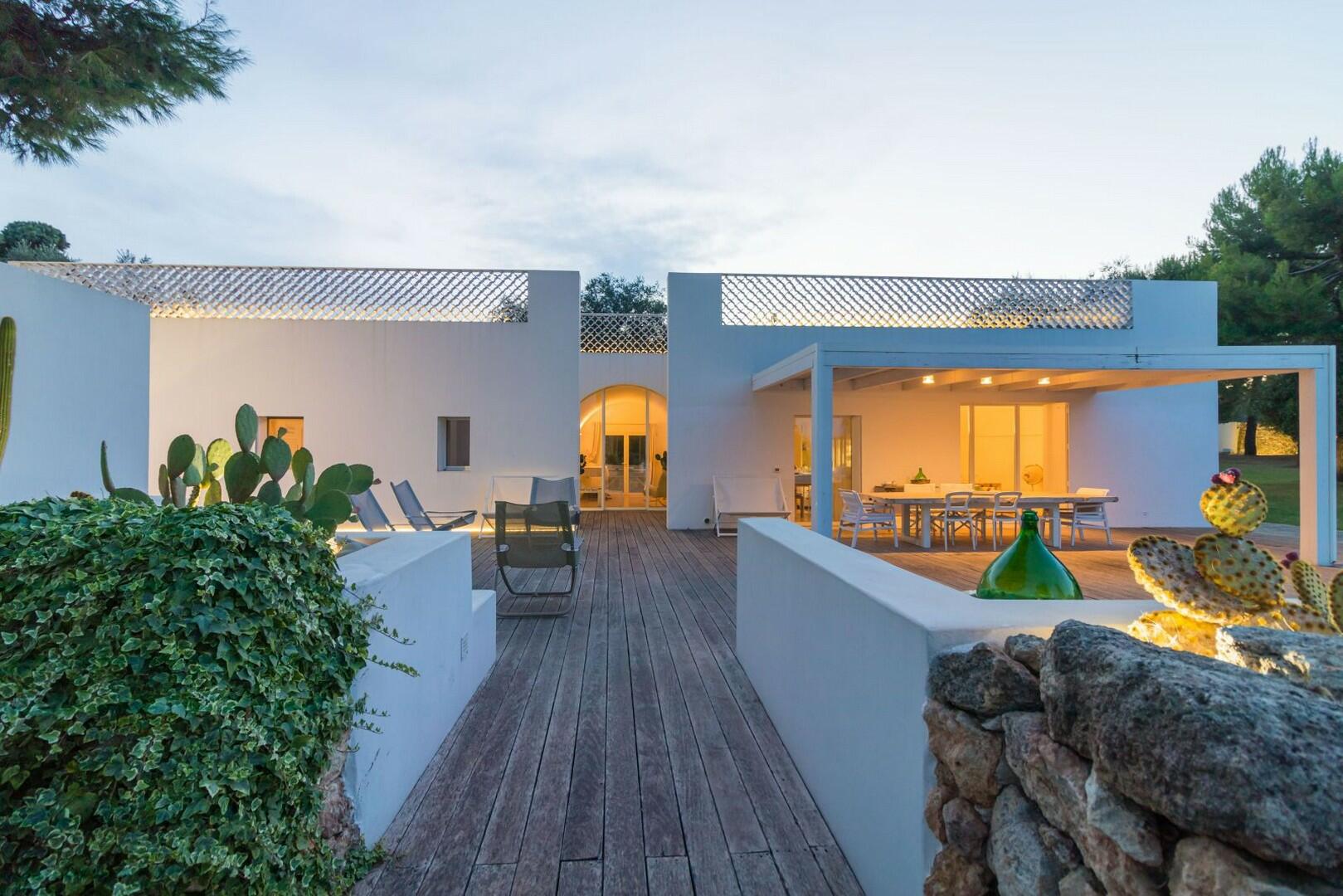 BELLISSIMA VILLA CON PISCINA IMMERSA IN UN GIARDINO FINEMENTE CURATO