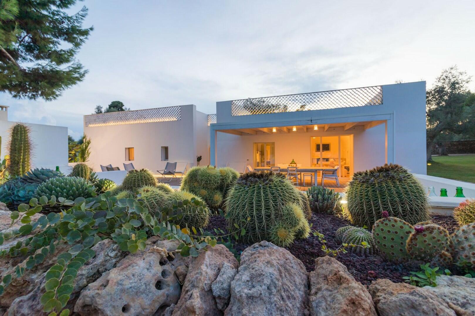 BELLISSIMA VILLA CON PISCINA IMMERSA IN UN GIARDINO FINEMENTE CURATO