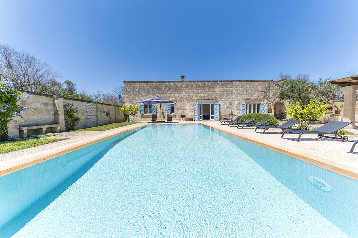 Villa with pool and olive groves for sale