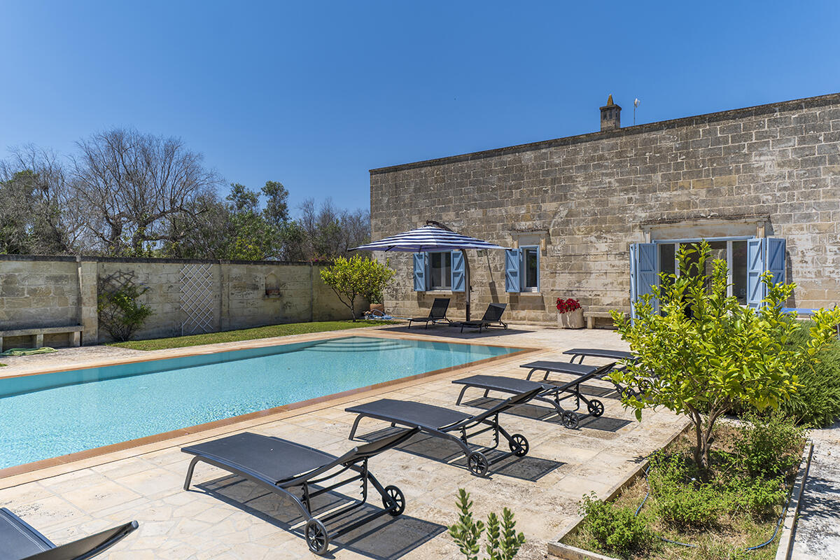 Villa with pool and olive groves for sale