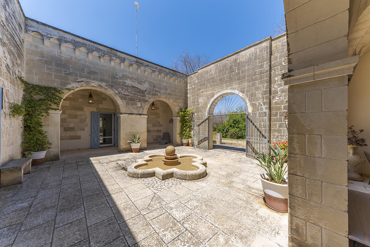 Villa with pool and olive groves for sale