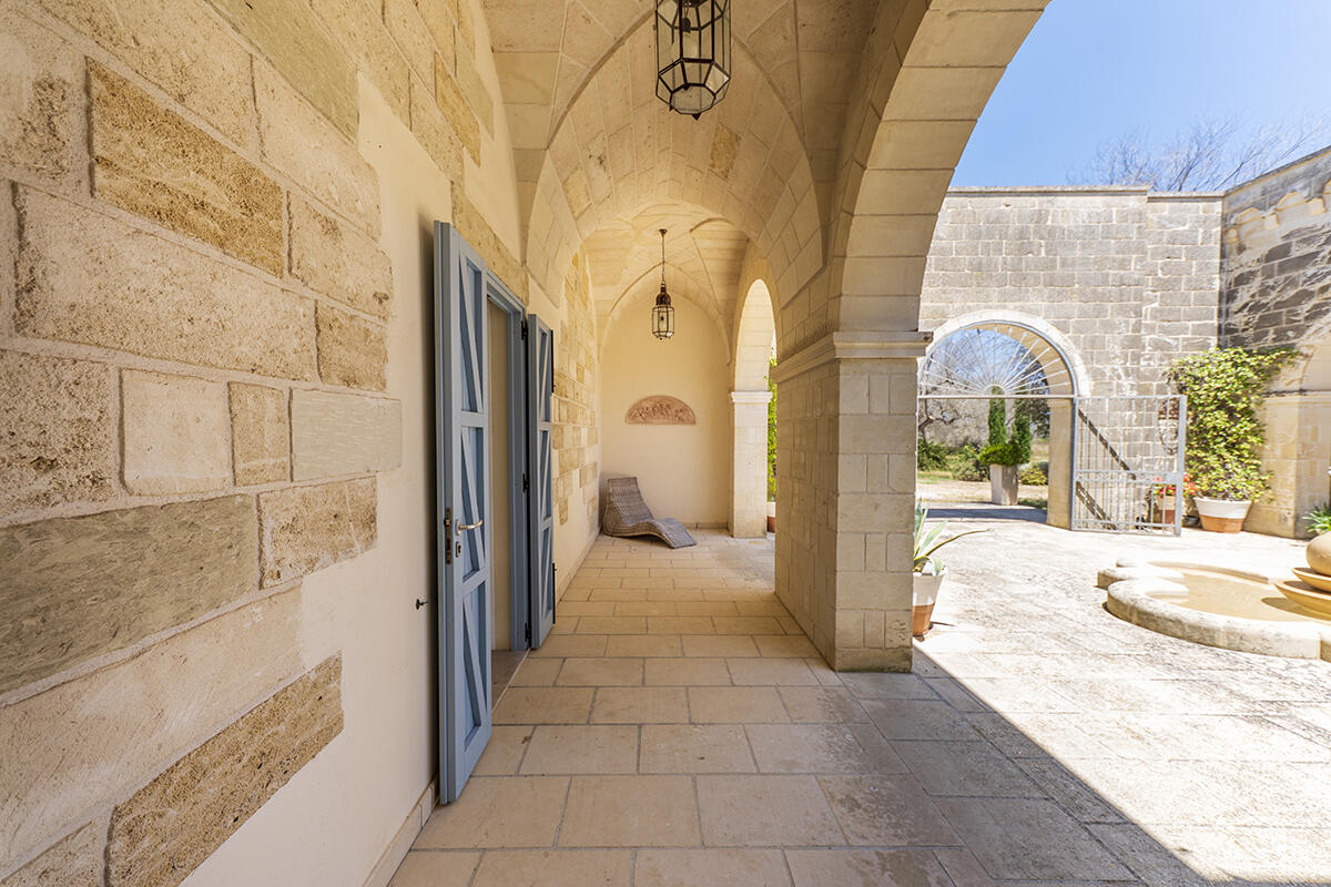 Villa with pool and olive groves for sale