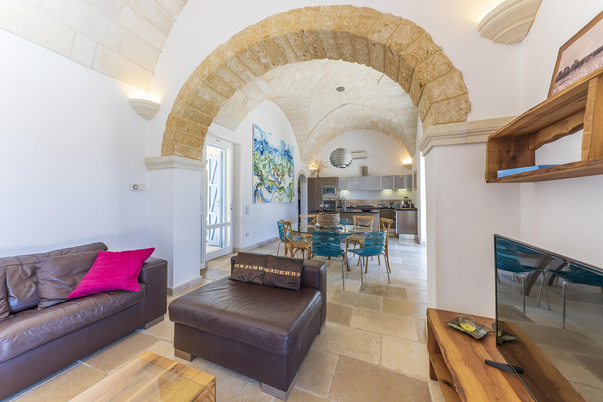 Villa with pool and olive groves for sale