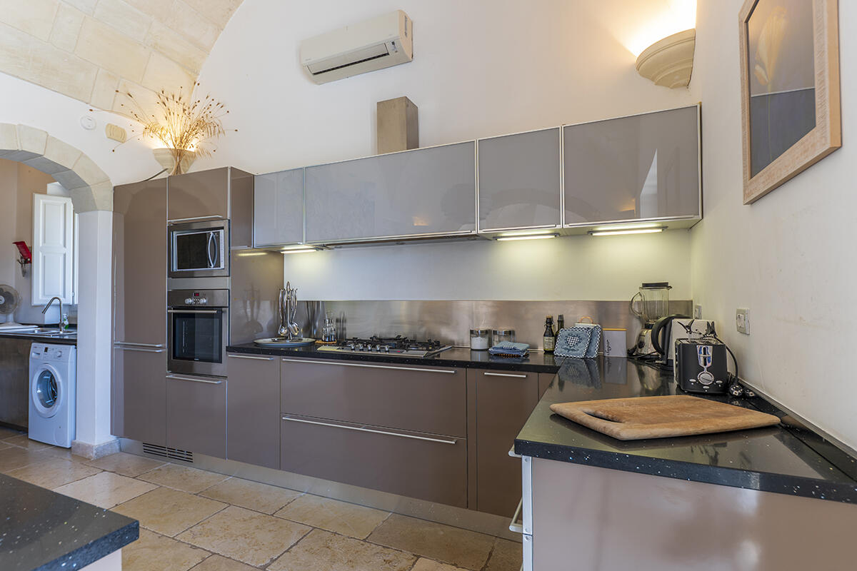 Villa with pool and olive groves for sale