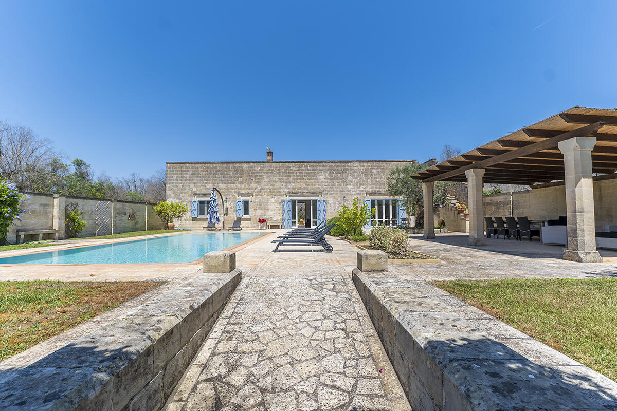 Villa with pool and olive groves for sale