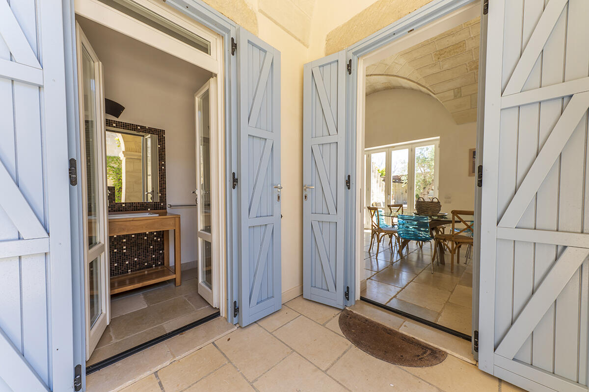 Villa with pool and olive groves for sale