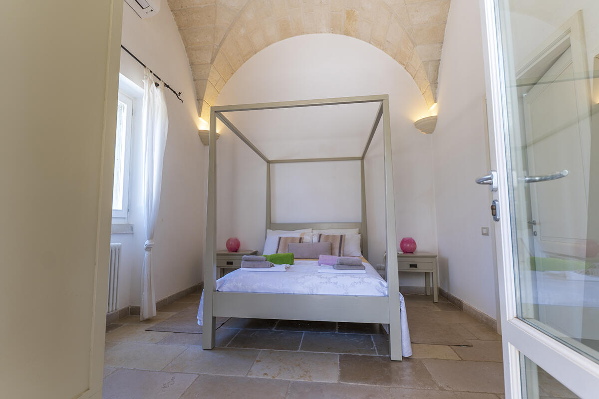 Villa with pool and olive groves for sale