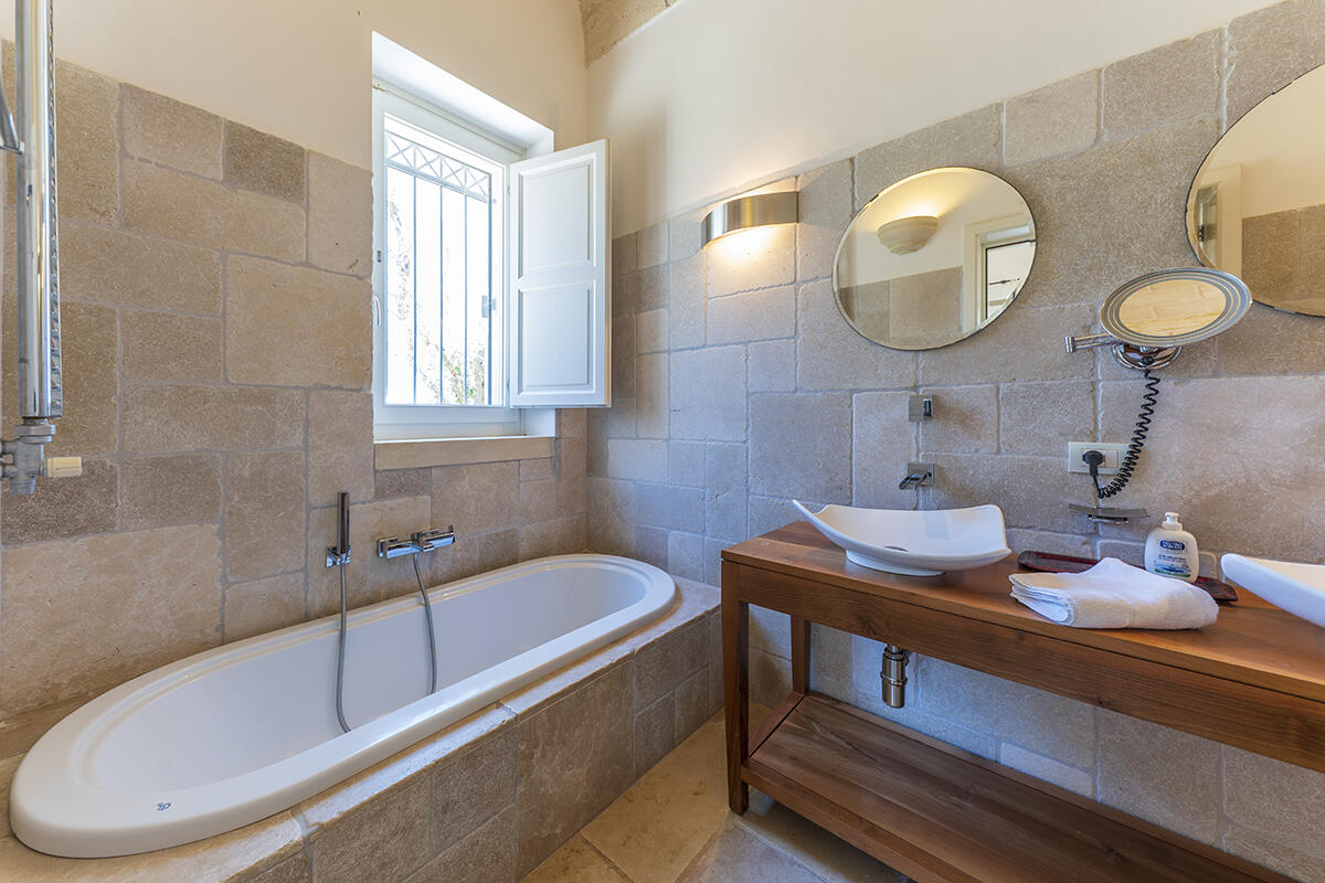 Villa with pool and olive groves for sale