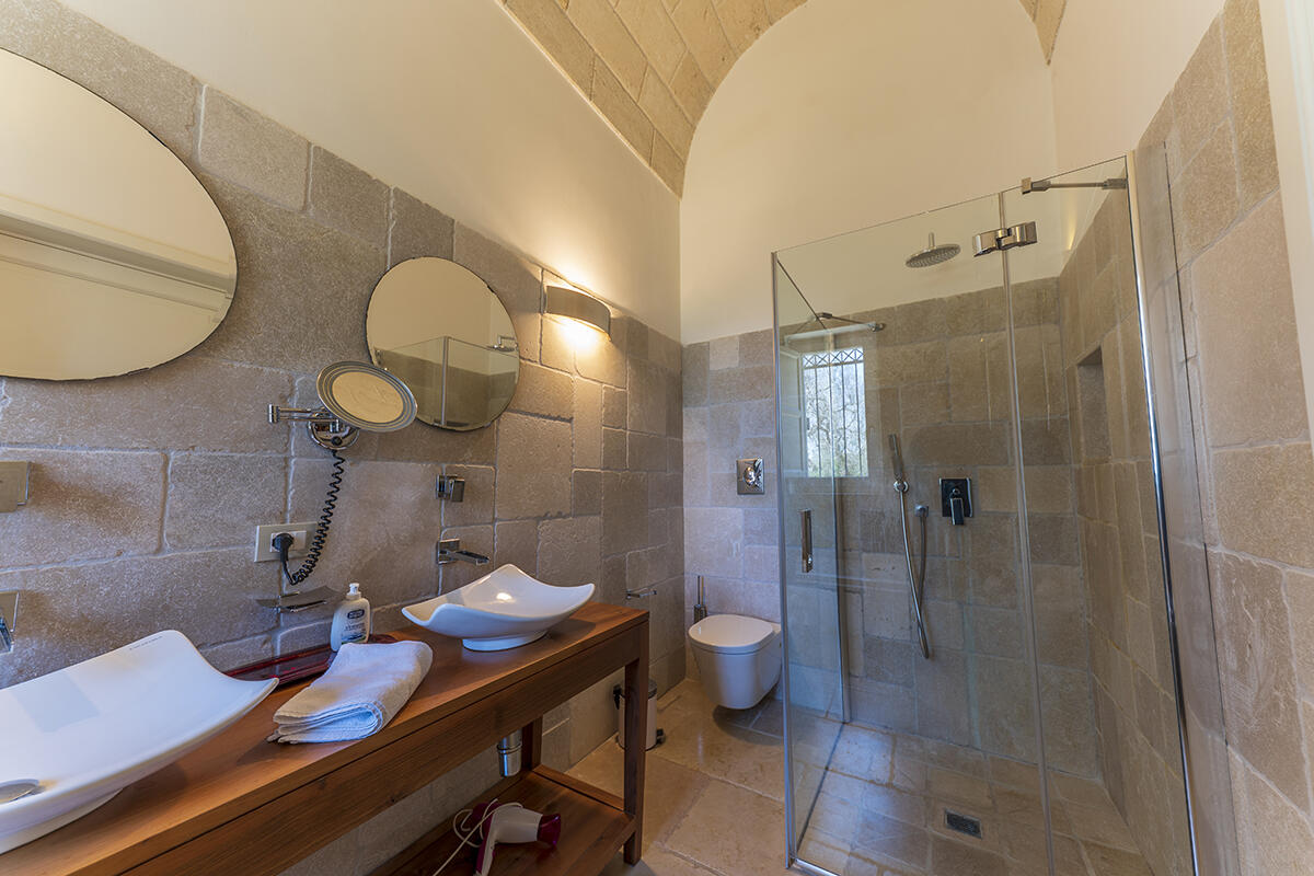 Villa with pool and olive groves for sale