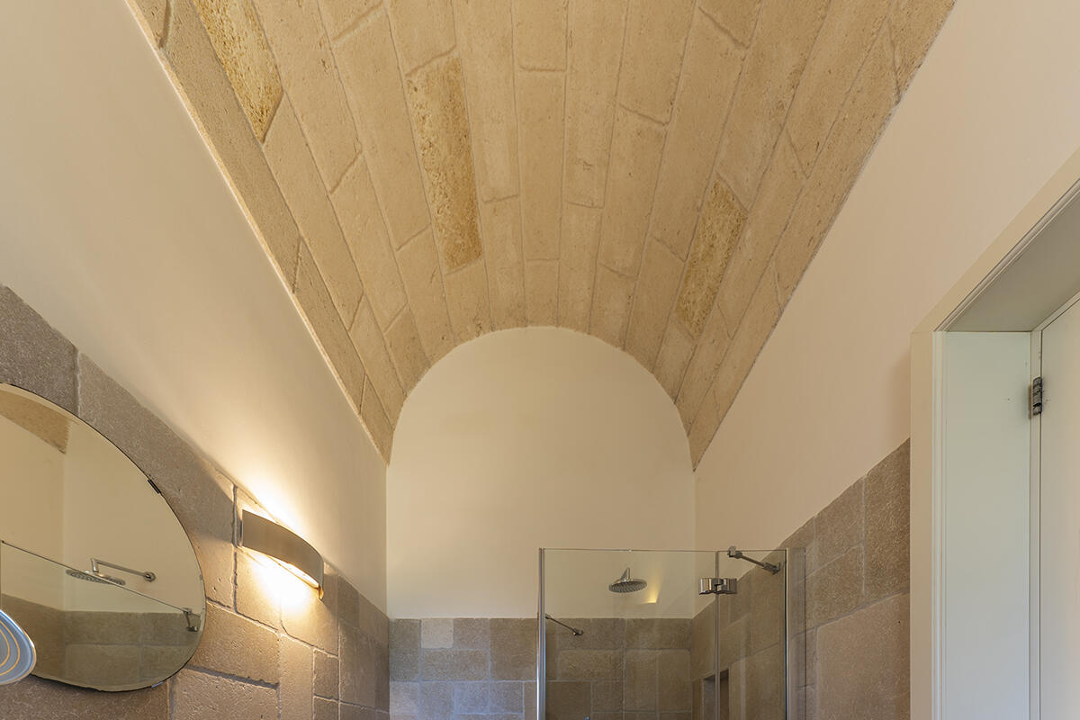Villa with pool and olive groves for sale