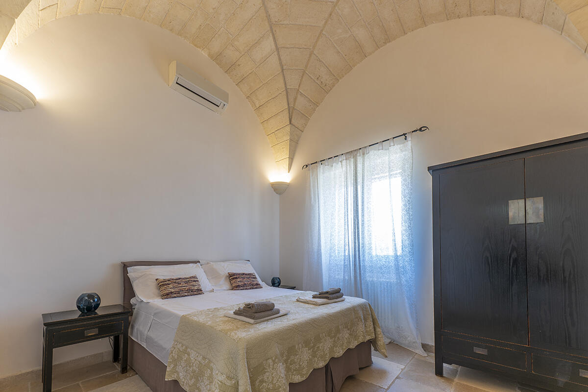 Villa with pool and olive groves for sale