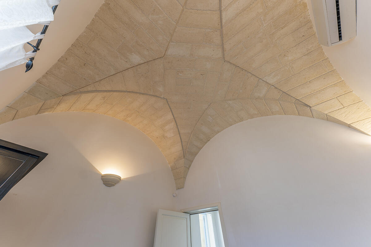Villa with pool and olive groves for sale