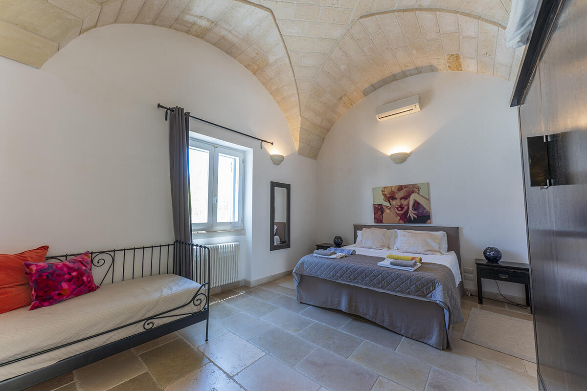 Villa with pool and olive groves for sale
