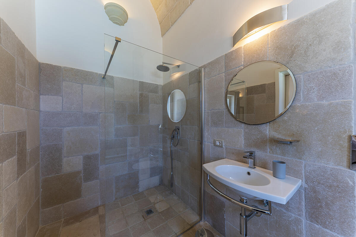 Villa with pool and olive groves for sale