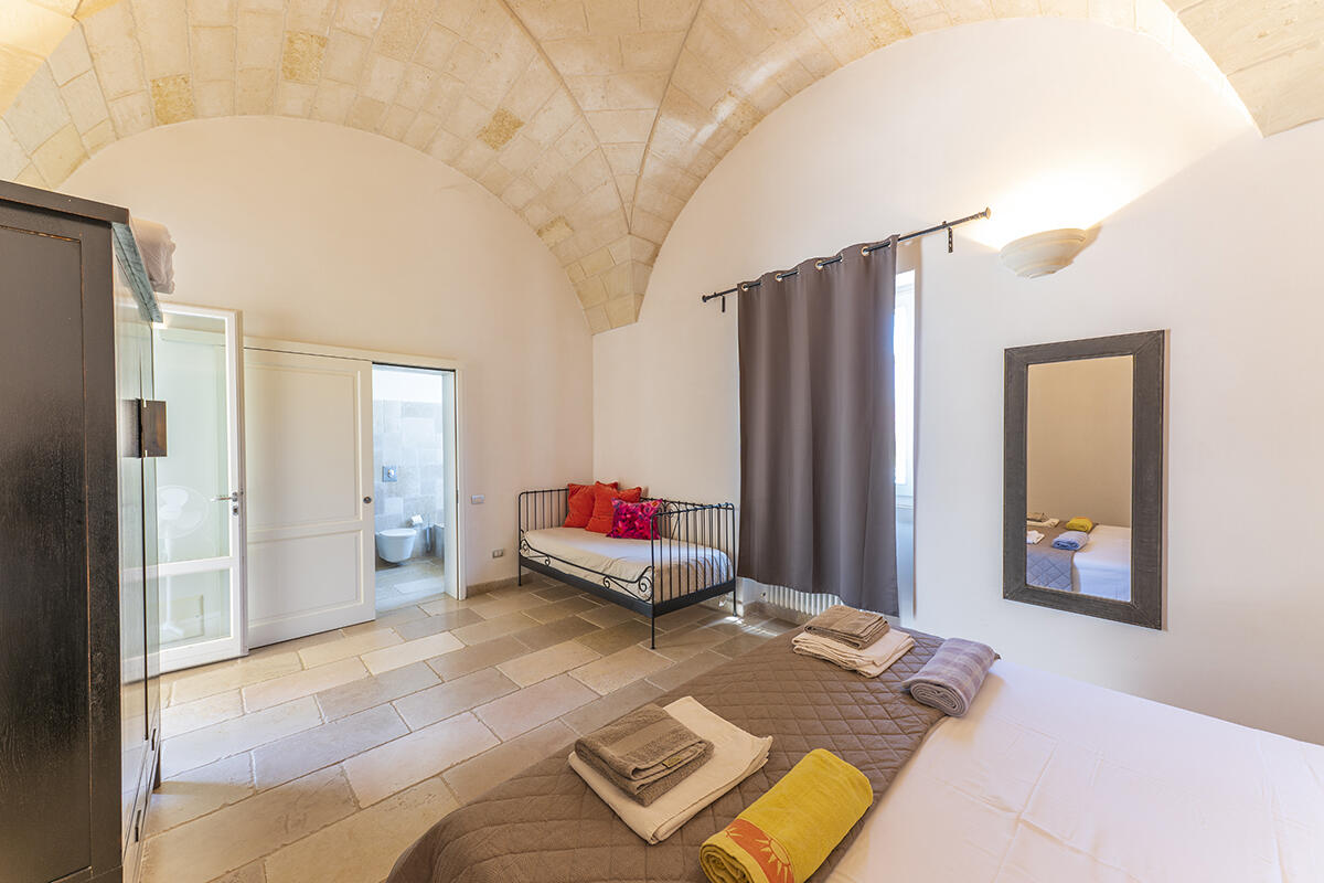Villa with pool and olive groves for sale