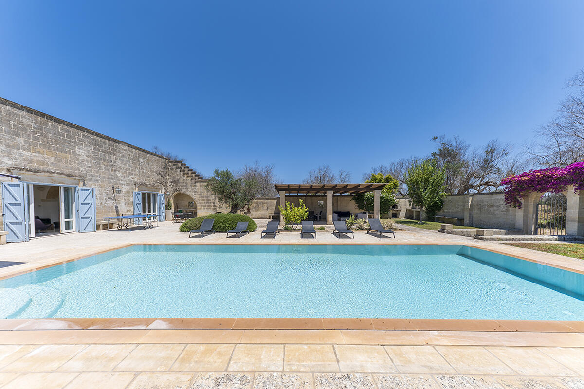 Villa with pool and olive groves for sale