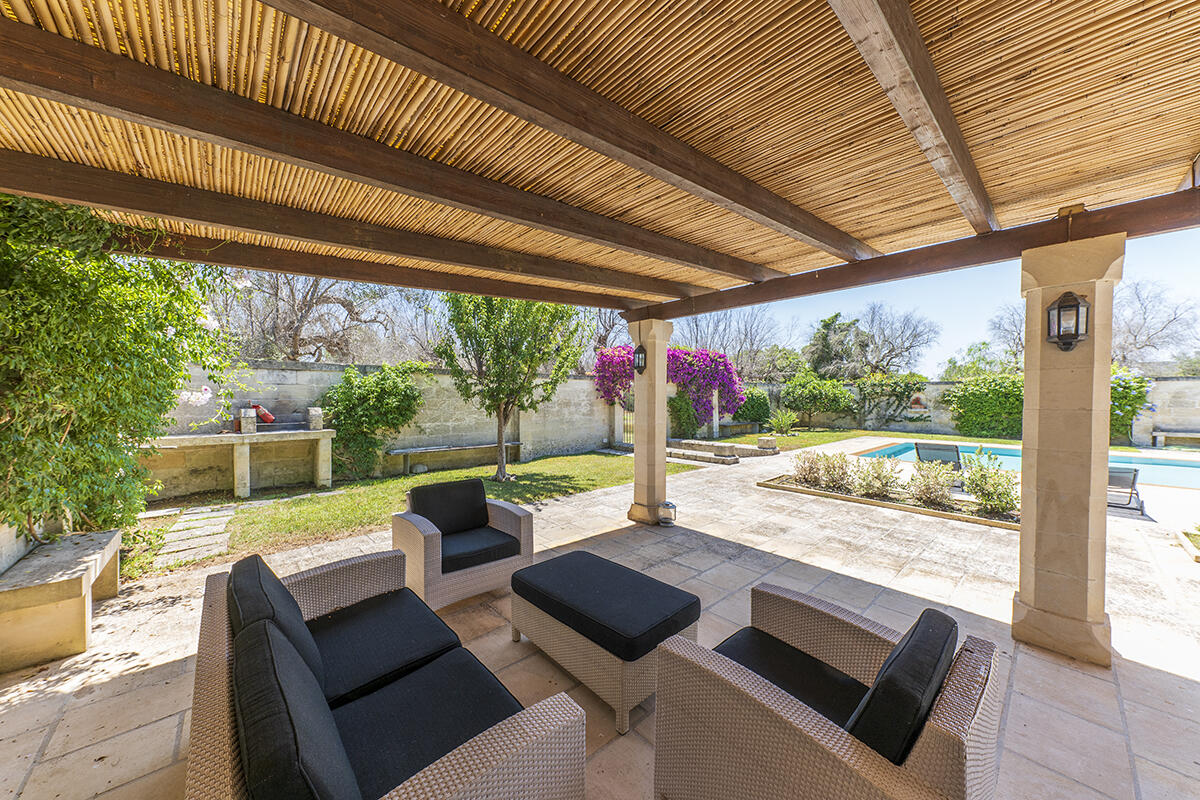 Villa with pool and olive groves for sale