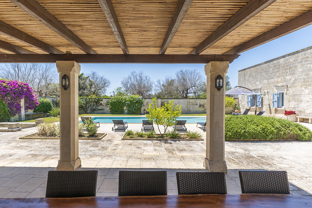 Villa with pool and olive groves for sale