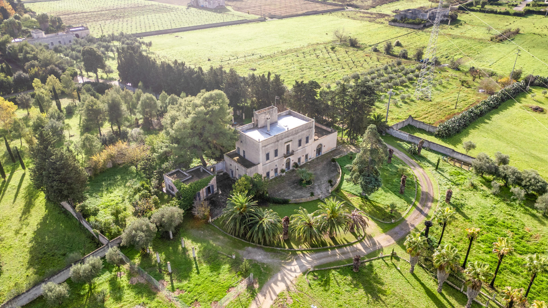 Villa d’epoca con piscina e parco in vendita a Lecce