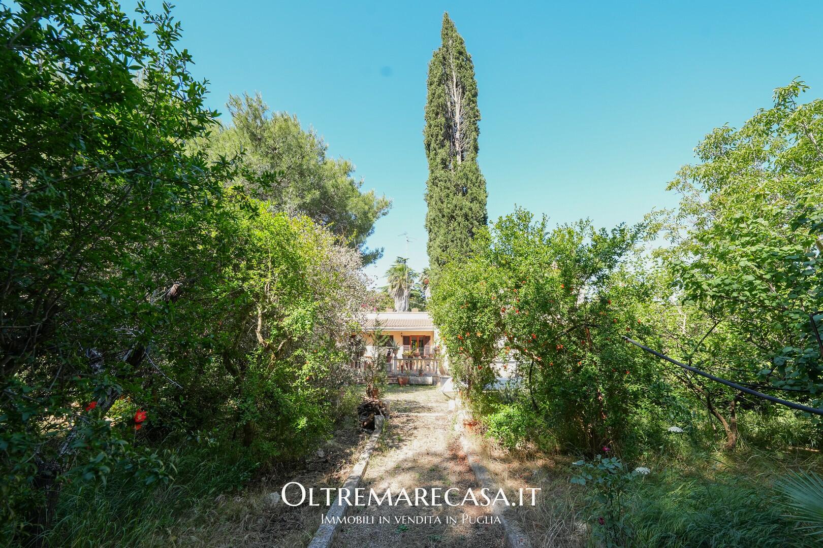 Villa with huge gardens near Lecce