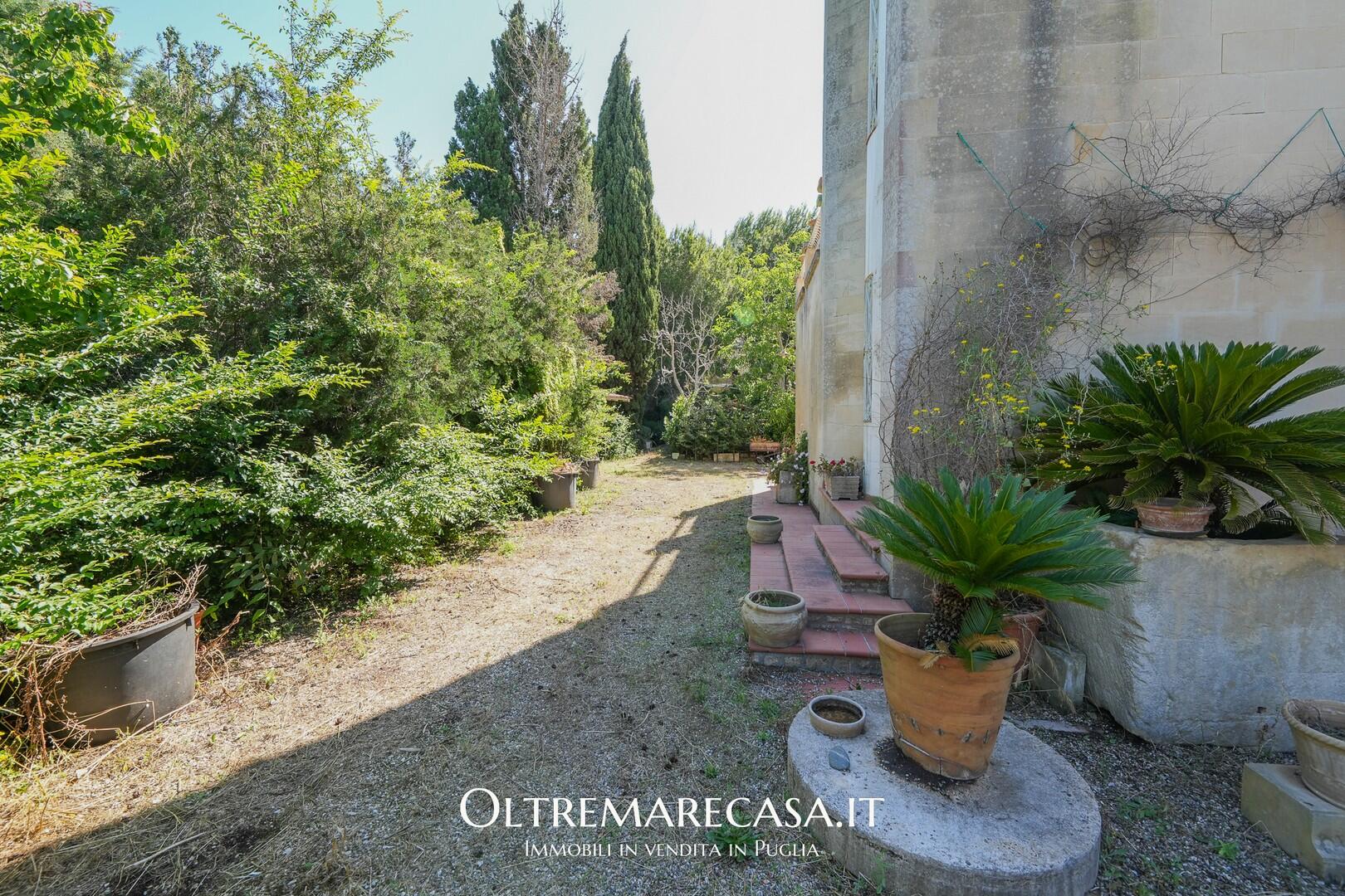 Villa with huge gardens near Lecce