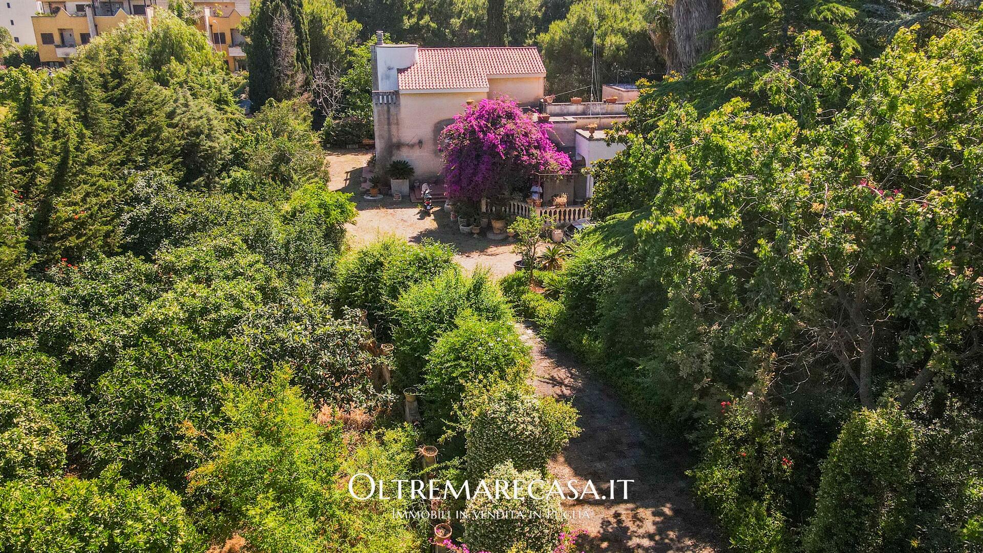 Villa with huge gardens near Lecce
