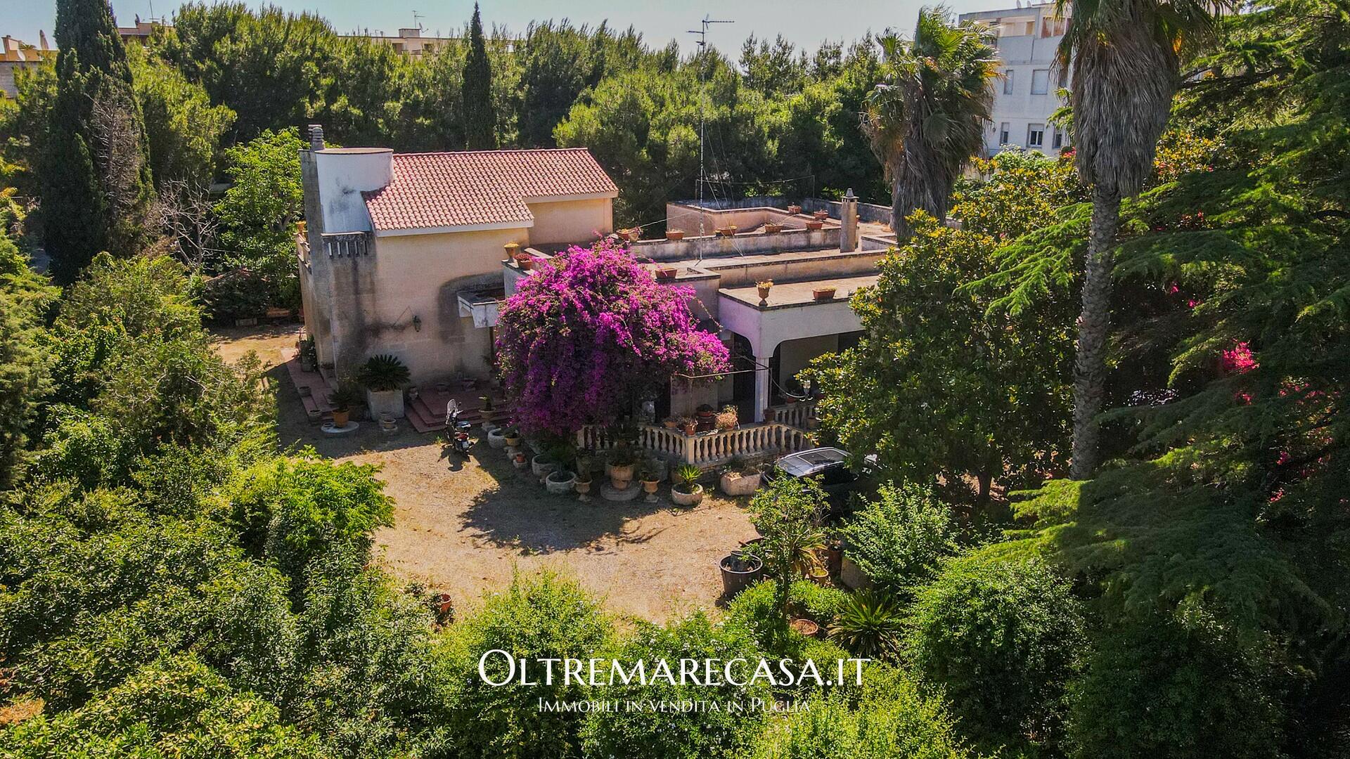 Villa with huge gardens near Lecce